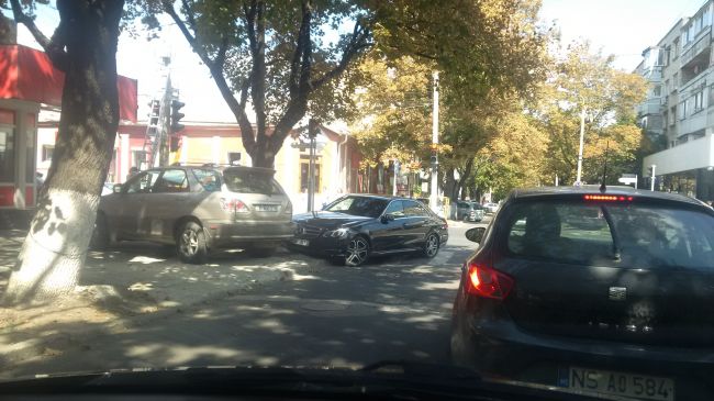 Un Mercedes blocheaza o banda de circulatie, fara sa-i pese