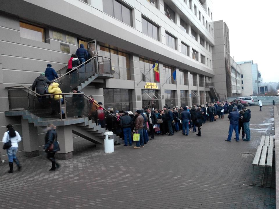 Cozi imense la Serviciul Stare Civilă. Oamenii au prins rând cu noaptea-n cap