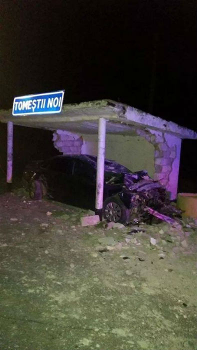 В Томештий Ной машина въехала в остановку