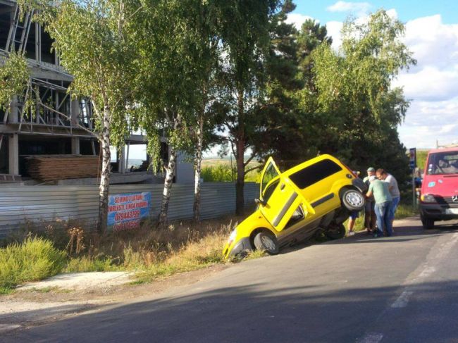 Accident la intrarea in capitala. O masina s-a rasturnat