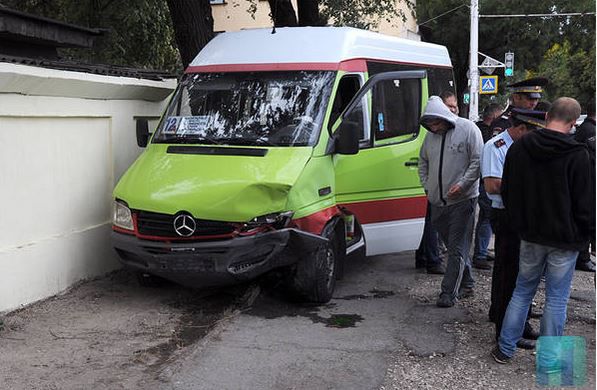 Impact violent între o maşină şi un microbuz de linie la Tiraspol