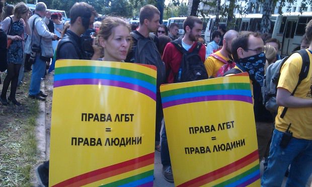 Активисты «Правого сектора» напали на участников гей-парада в Киеве