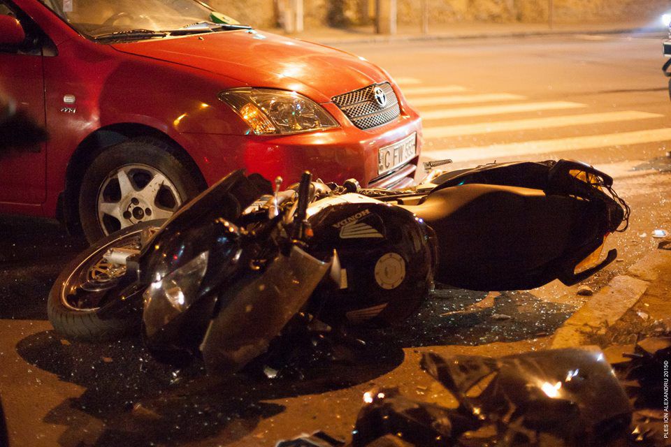 Accident în centrul capitalei. Două persoane, transportate în stare gravă la spital