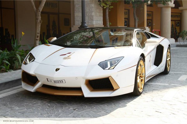 В ОАЭ представили золотой Lamborghini