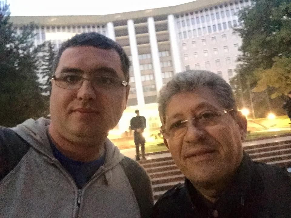 Fotografia lui Ghimpu cu Usatîi a stîrnit scandal