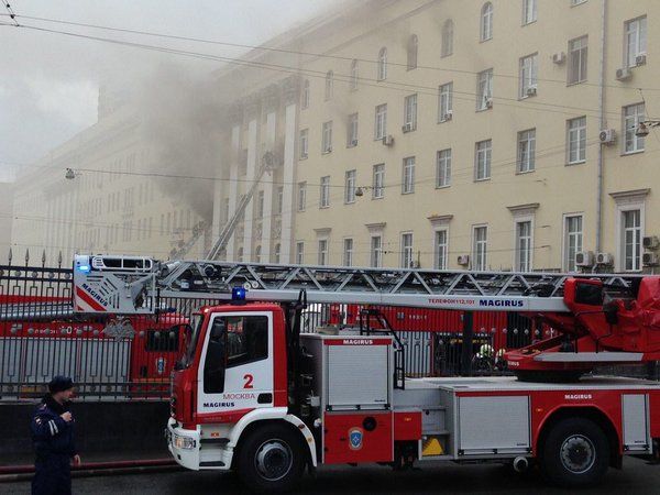 В Москве загорелось здание Минобороны