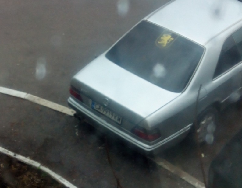 Ce și-a lipit soferul unui Mercedes pe geamul din spate