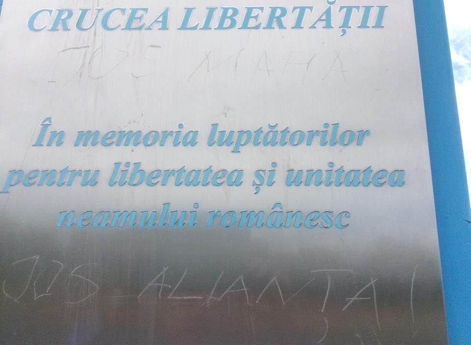 Ghimpu enervat: Să li se usuce mâinile