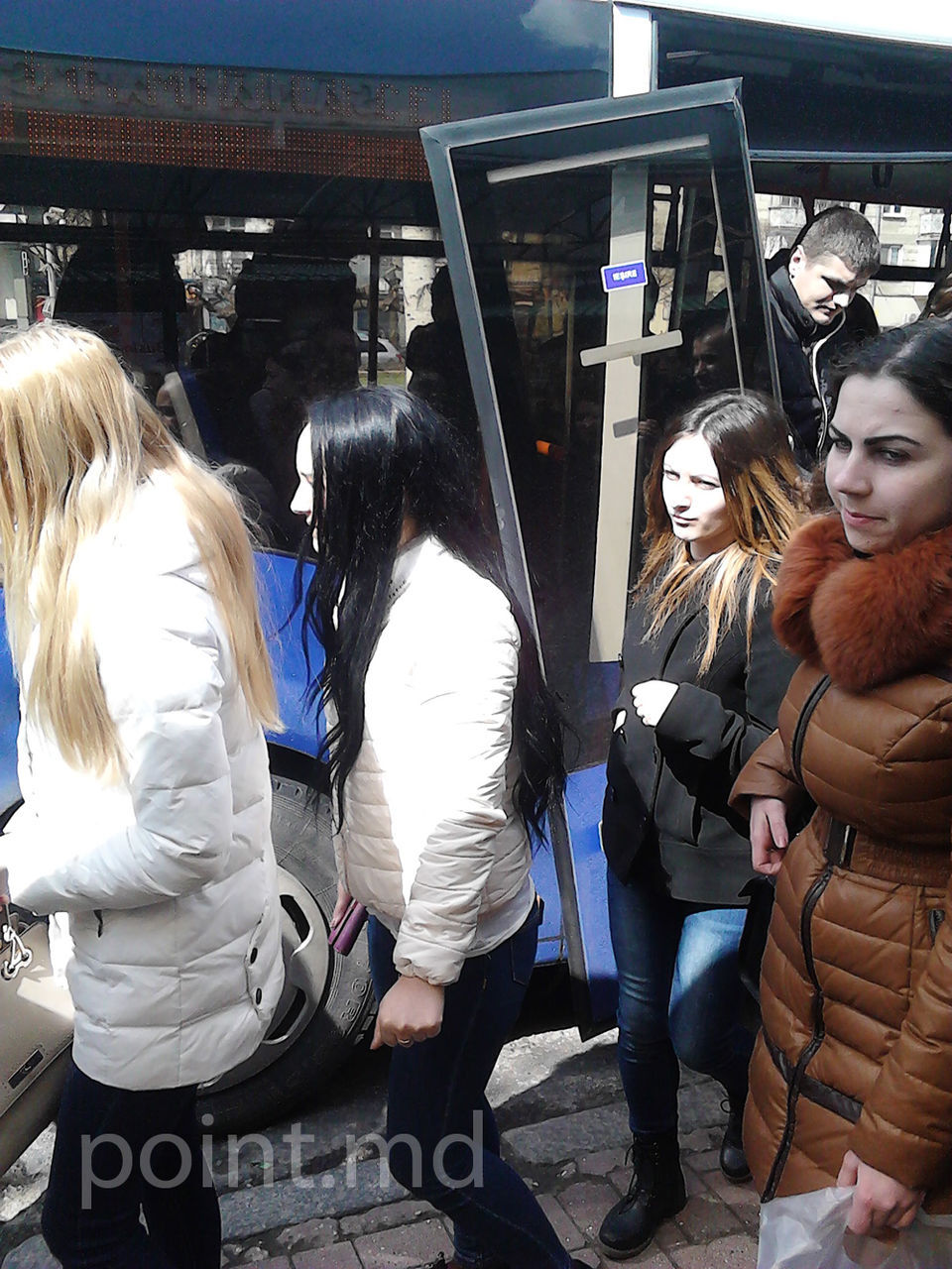 Ușa unui troleibuz nou din Chisinau a căzut în mers