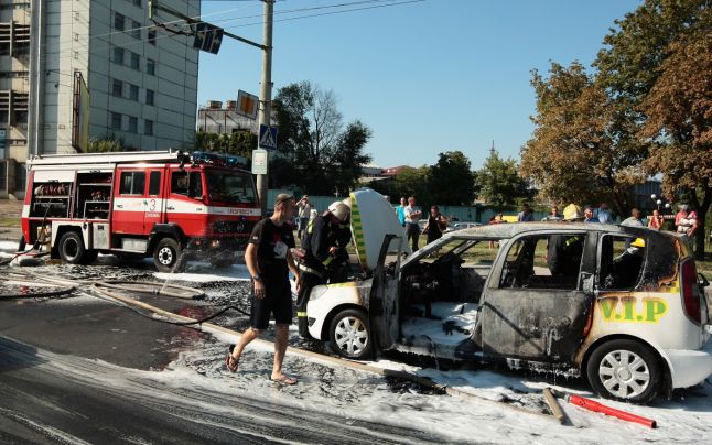 Un taxi a luat foc în capitală