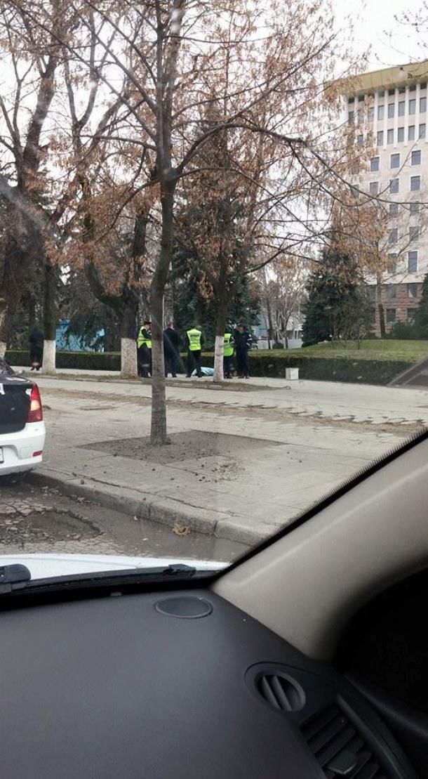 Un bărbat a decedat chiar în fața Parlamentului