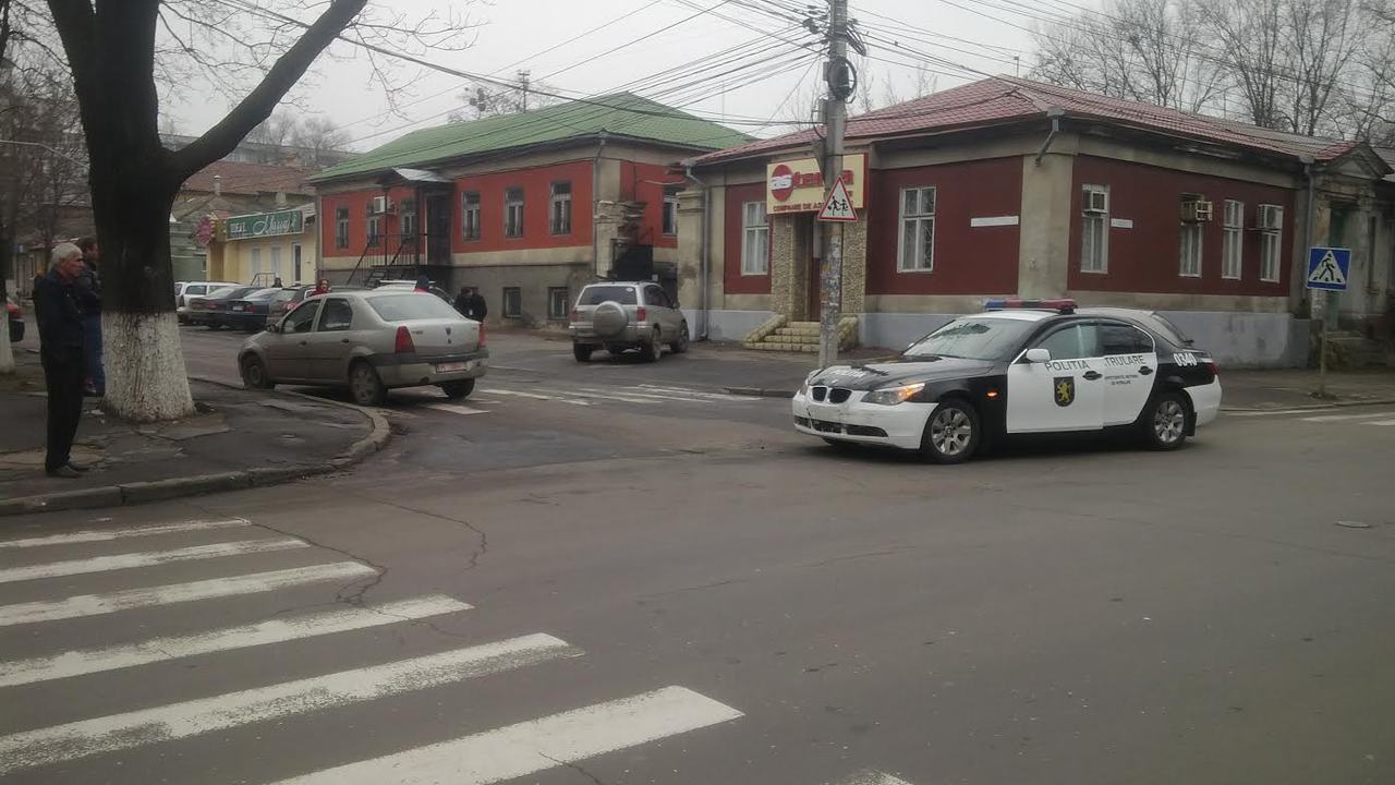 В центре Кишинёва столкнулись автомобиль патрульной полиции и Dacia