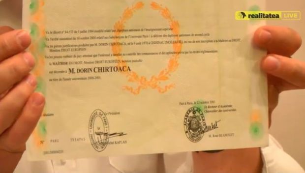 Dorin Chirtoacă, cu diplomele la vedere: ”Să începem mandatul trei fără multe discuții”