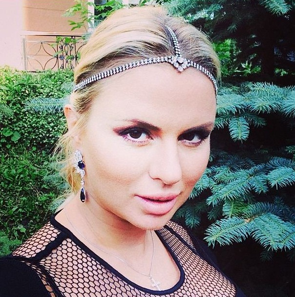 Анна Семенович разделась на публике