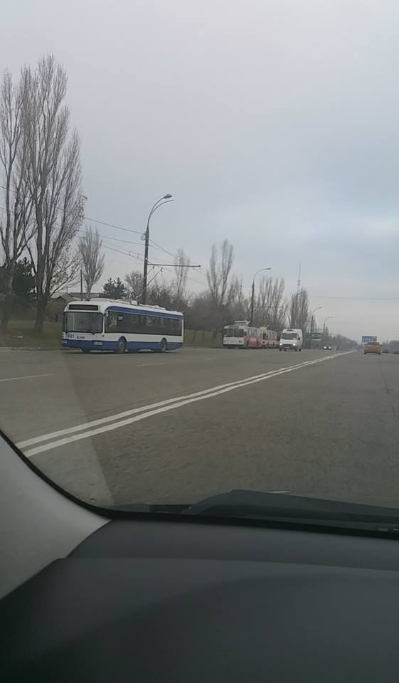 У Южного автовокзала автомобиль едва не снес столб
