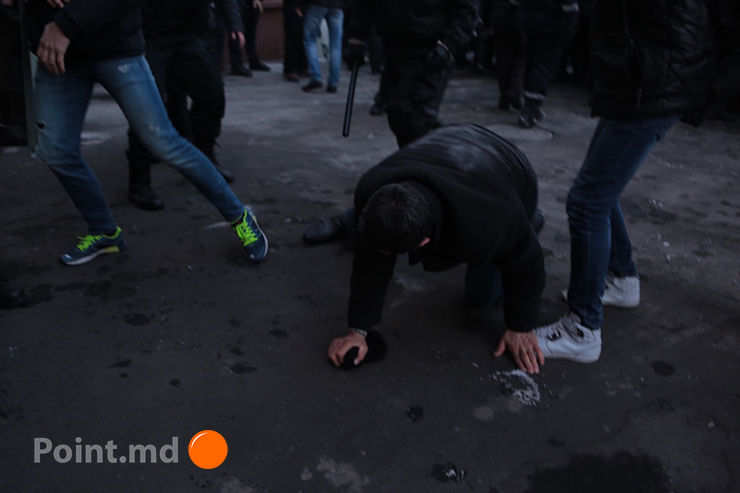 Молдавская оппозиция протестует у парламента