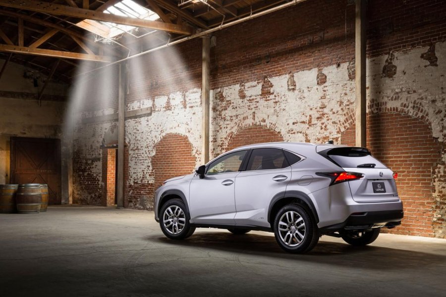 Lexus рассекретил компактный кроссовер