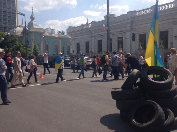Митингующие принесли под Раду бутылки с зажигательной смесью и перекрыли улицы