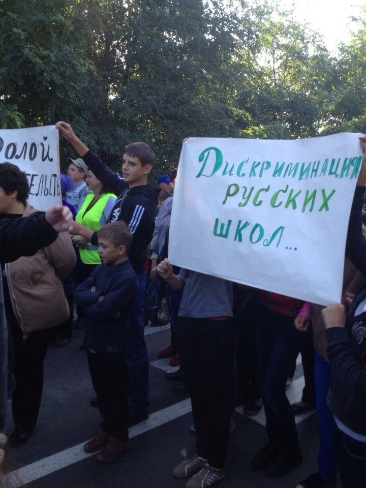 В Новых Аненах депутаты и родители протестуют против закрытия школы