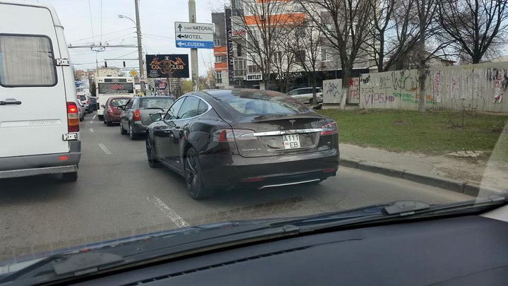 В Кишиневе появилась первая Tesla S