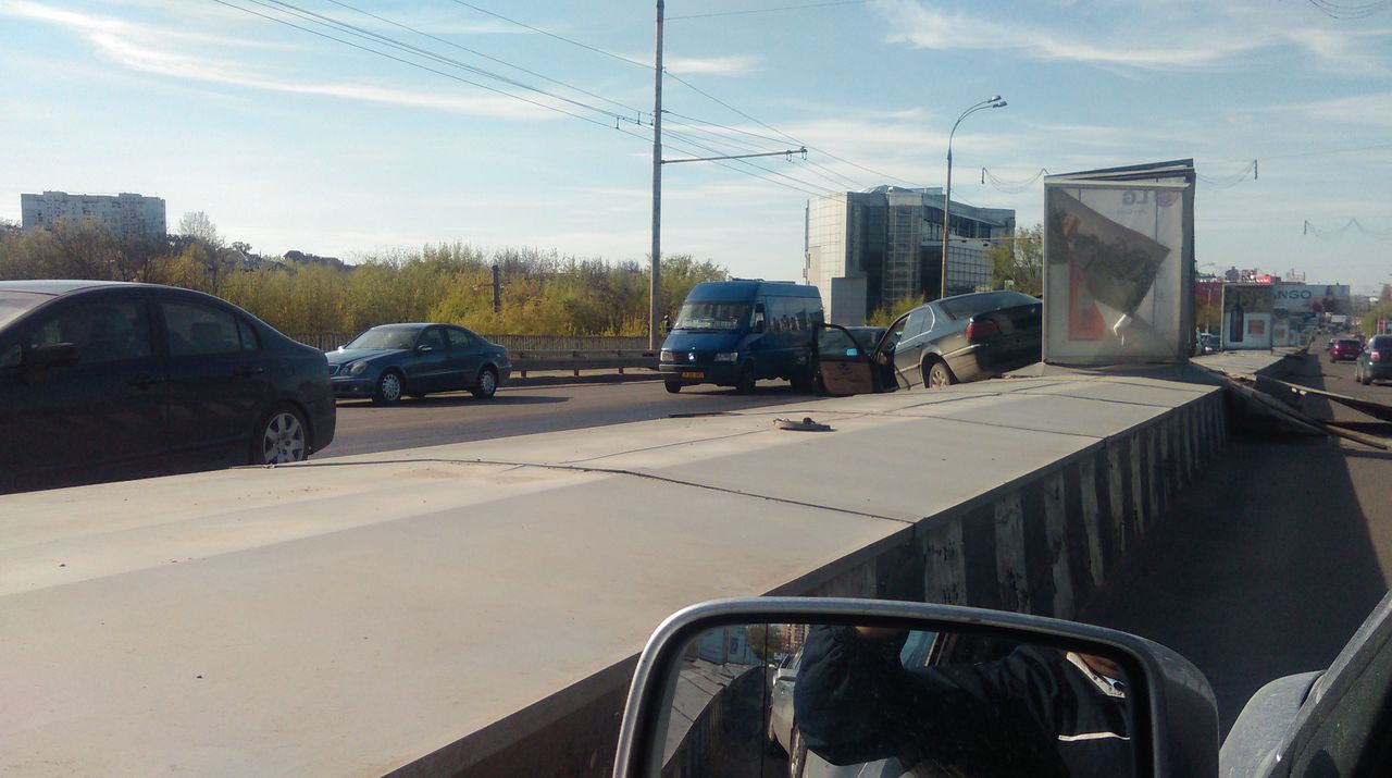 O mașină s-a răsturnat pe viaduct