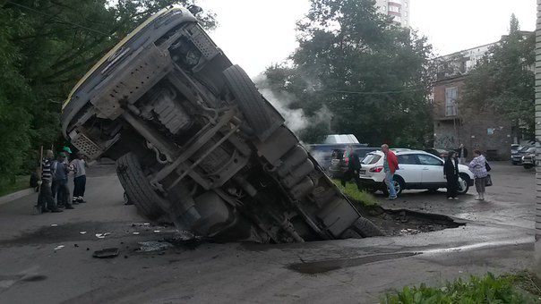 В Петербурге грузовик с асфальтом провалился под асфальт