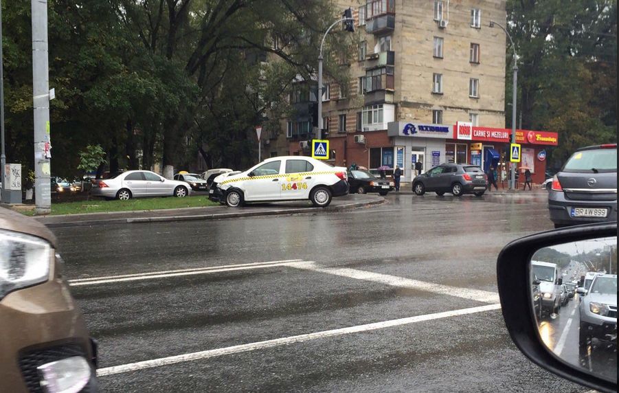 На Алеку Руссо из-за двух аварий образовалась огромная пробка