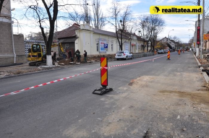 На улице Василе Александри обнаружены непонятные дыры в асфальте