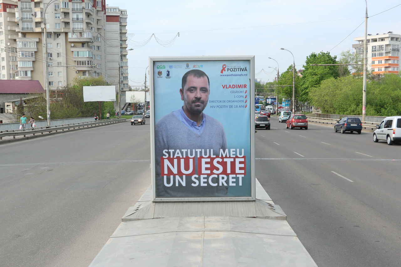 Люди, живущие с ВИЧ, появились на билдбордах в Кишиневе