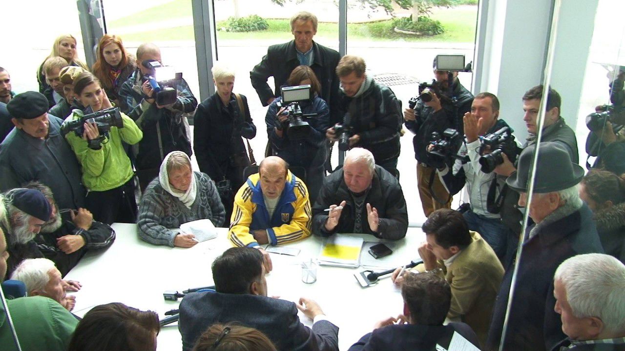 Саакашвили открыл стеклянную приемную для граждан