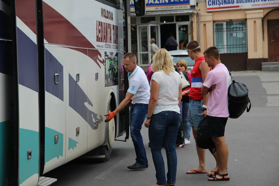 Со слезами на глазах родственники встречали жертв ДТП в Румынии