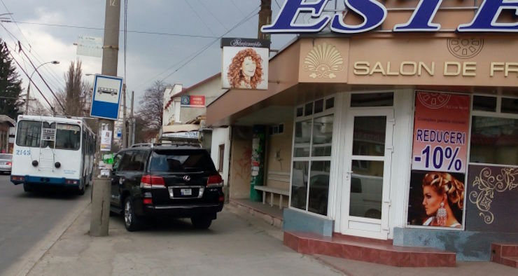 Un şofer şi-a parcat maşina chiar în stația de aşteptare