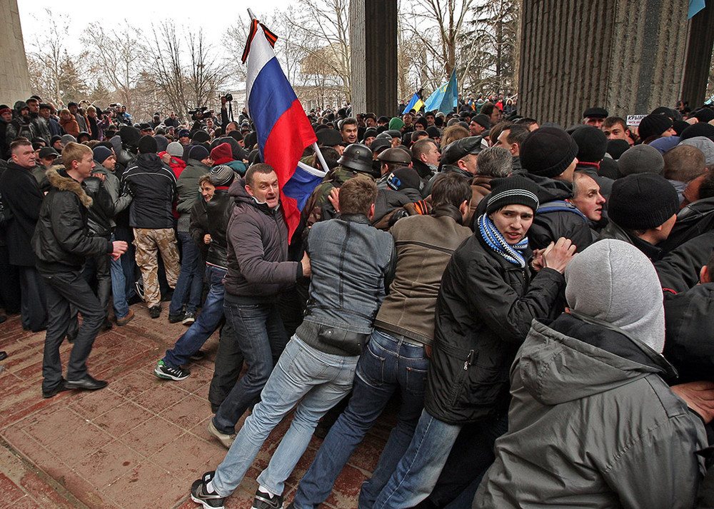 Митинг в Симферополе перерос в массовую драку