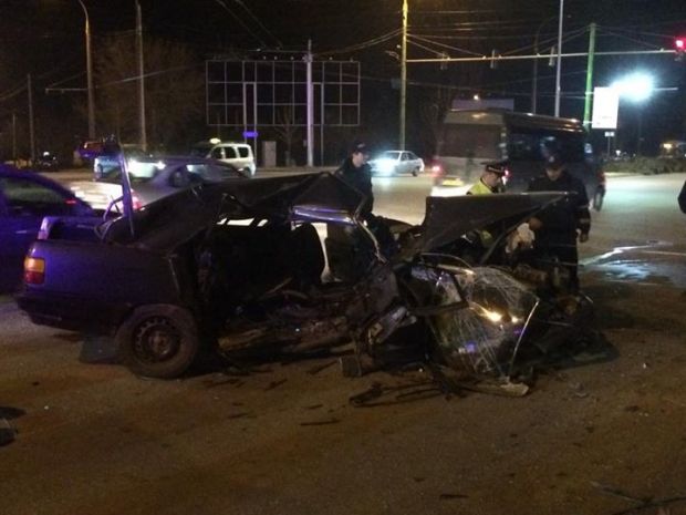Grav accident de circulaţie la intrarea în capitală. Un şofer şi-a pierdut viaţa