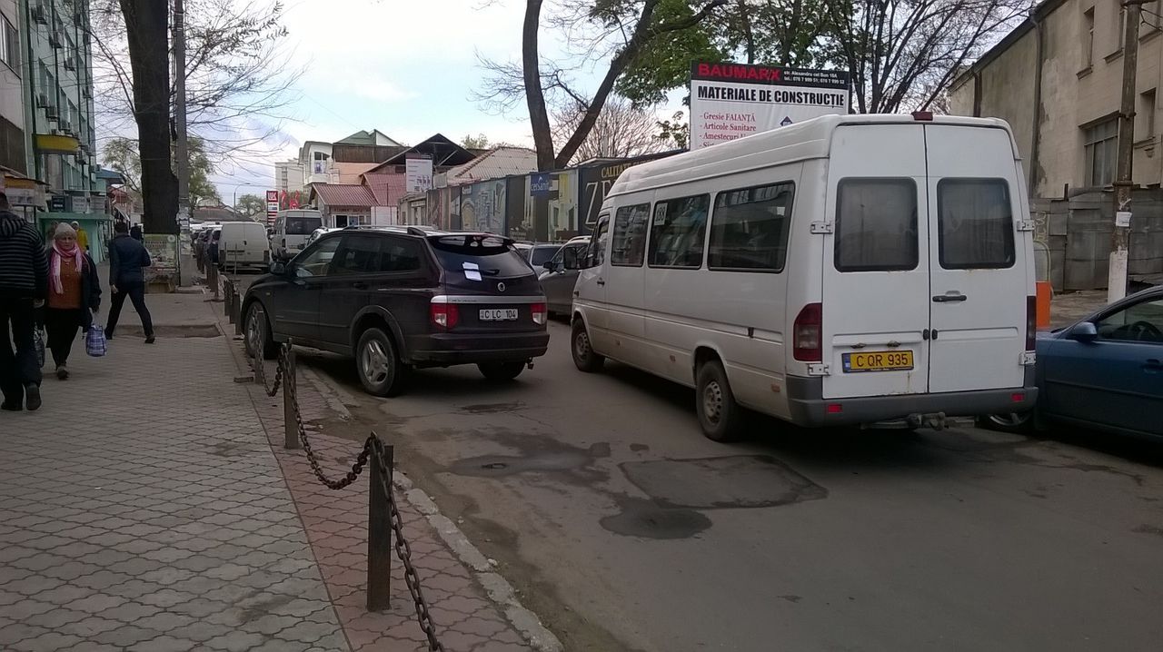 Si-a parcat masina si a blocat o strada intreaga