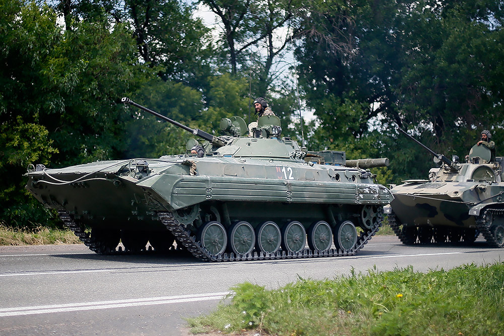 Бронетехника ополченцев входит в Донецк