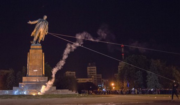 Милиция закрыла дело о сносе памятника Ленину в Харькове