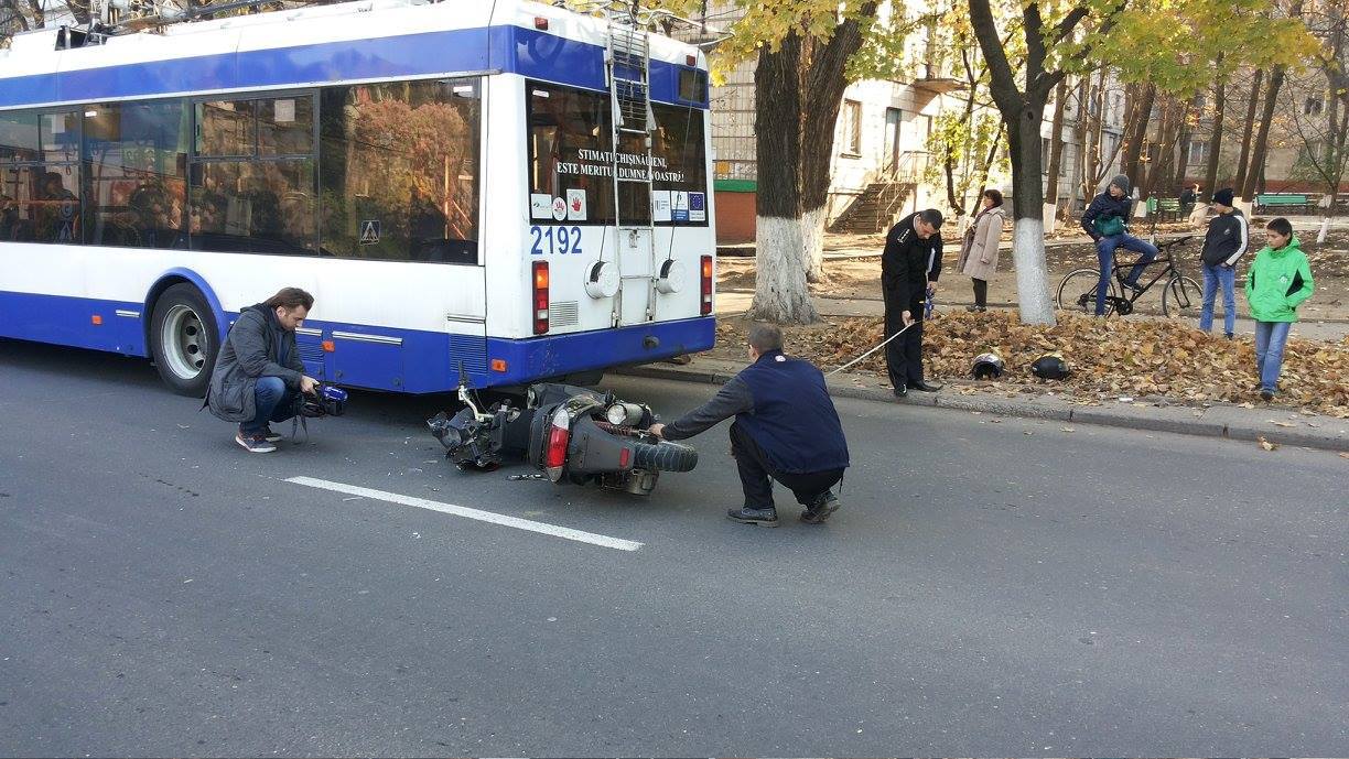 В Кишиневе скутер врезался в троллейбус