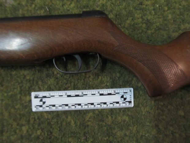 Un tânăr este cercetat de poliție pentru deținere ilegală de armă