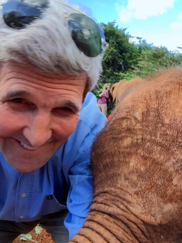 John Kerry a făcut un selfie cu un pui de elefant