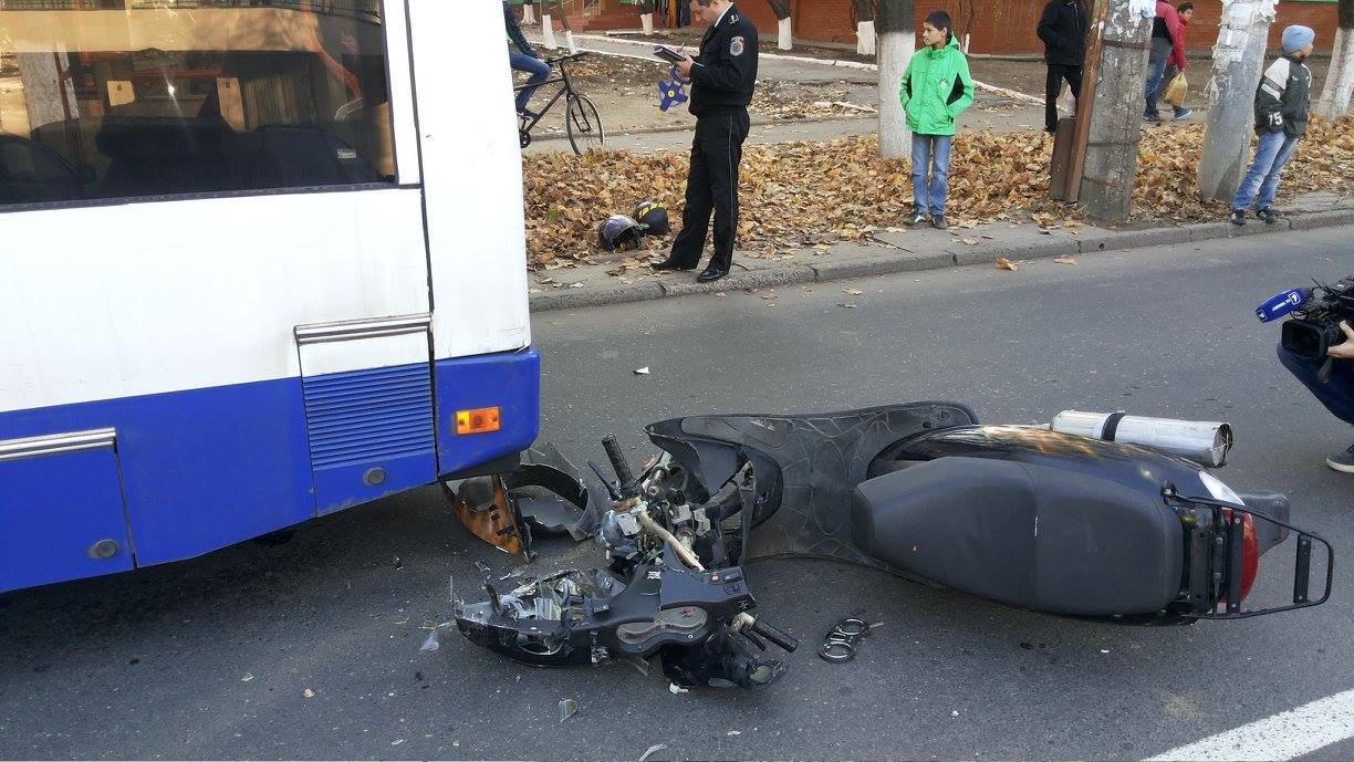 В Кишиневе скутер врезался в троллейбус
