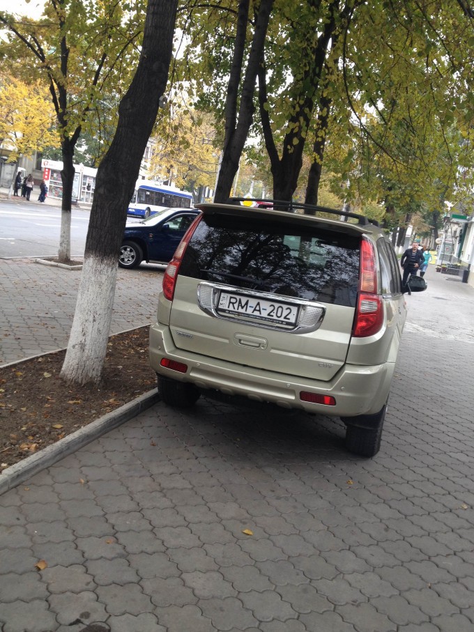 Mașina Guvernului și a Inspectoratului Național de Patrulare, parcate ilegal