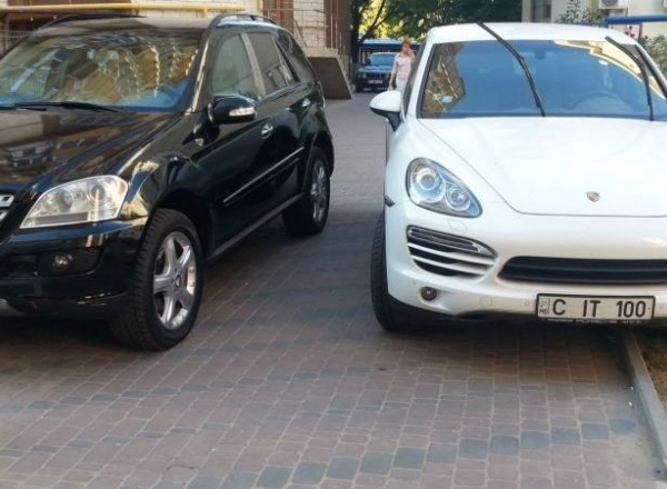 Владельцу Porsche, припарковавшемуся на тротуаре, подарили презерватив