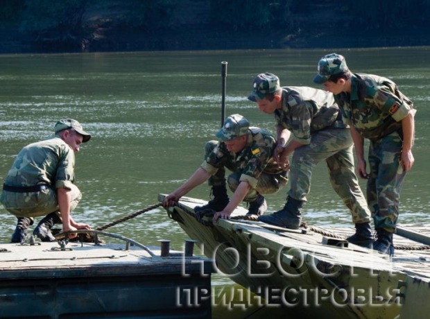 Soldații din Transnistria exersează cum să treacă Nistrul