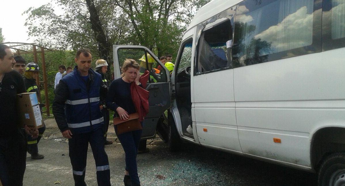 ДТП в Кишиневе: маршрутка с пассажирами врезалась в дерево