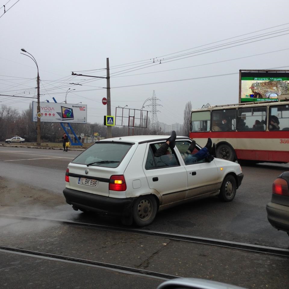 Circulă cu mașina prin Chișinău cu picioarele scoase pe geam