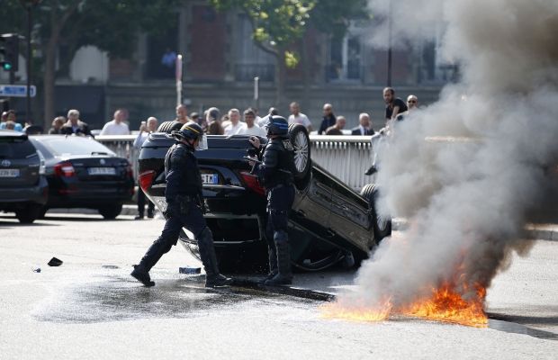 В Париже таксисты заблокировали ключевые дороги