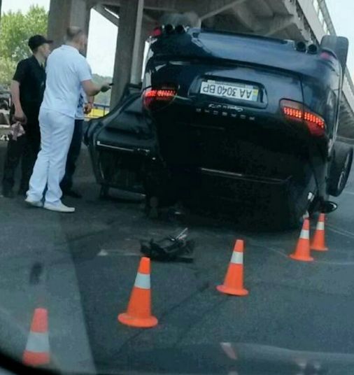 В Киеве на мосту перевернулся Porsche: возникла пробка