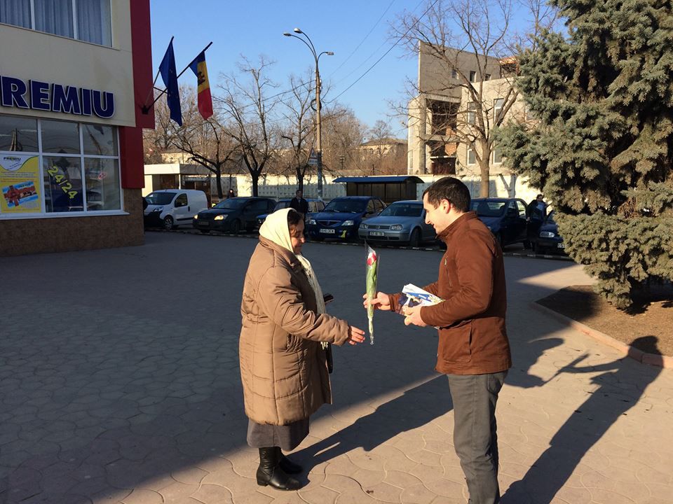 8 Марта «Наша Партия» подарила 30 тыс. тюльпанов, мэрцишоров и открыток