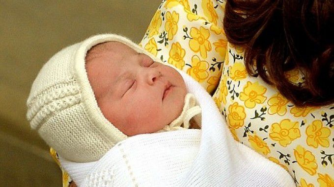 Bucurie mare în Anglia! Prințul William si ducesa de Cambridge și-au prezentat fetița!